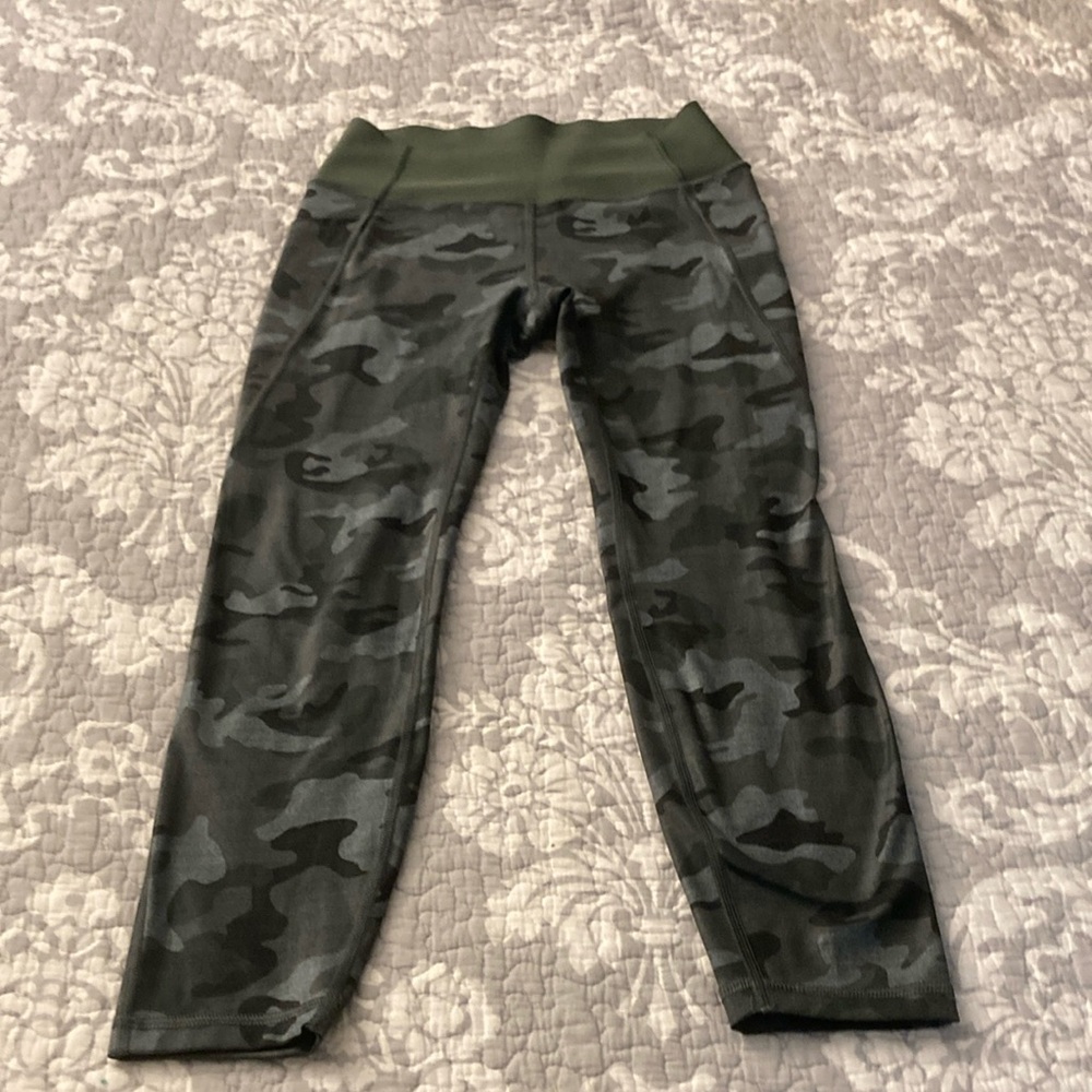 GAP Sculpt Revolution Camouflage Leggings